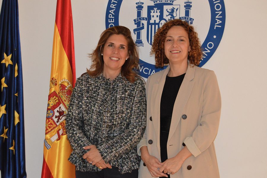 Ana Borredá, directora de RED SEGURIDAD, con Mar López Gil en el Departamento de Seguridad Nacional.