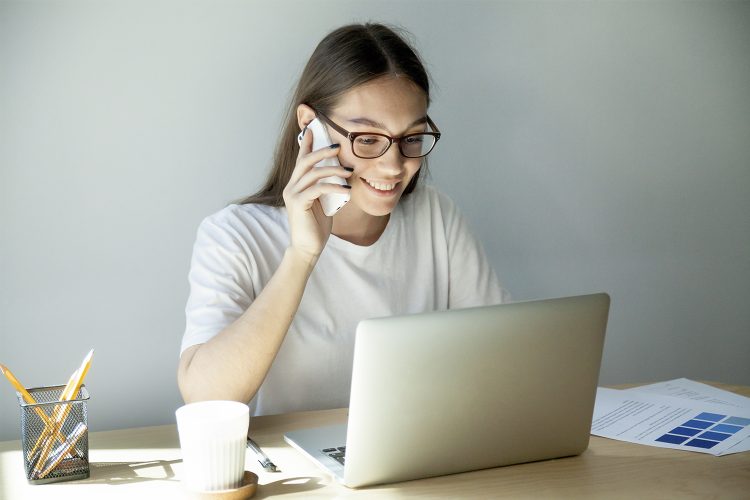 Mujer teletrabajando