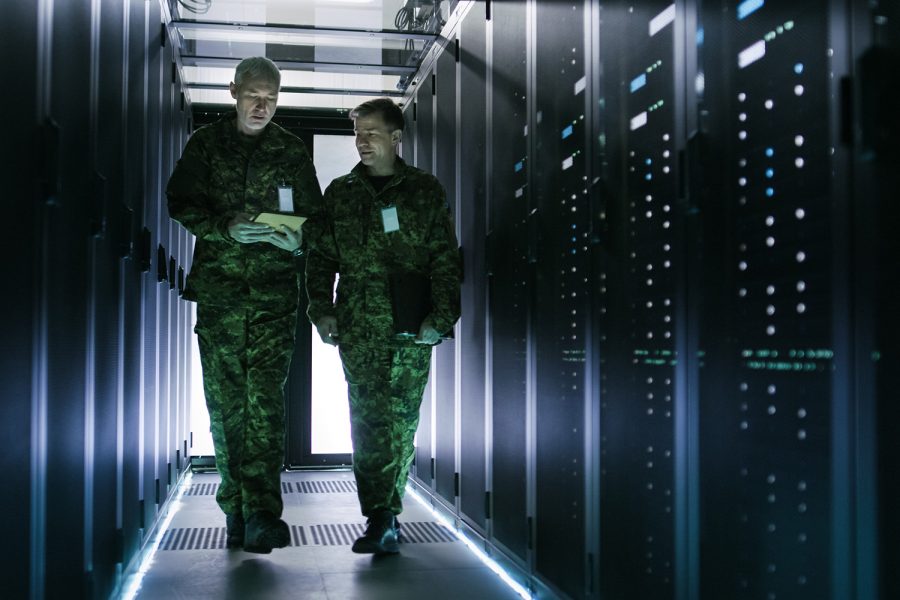 Militares en un centro de datos.