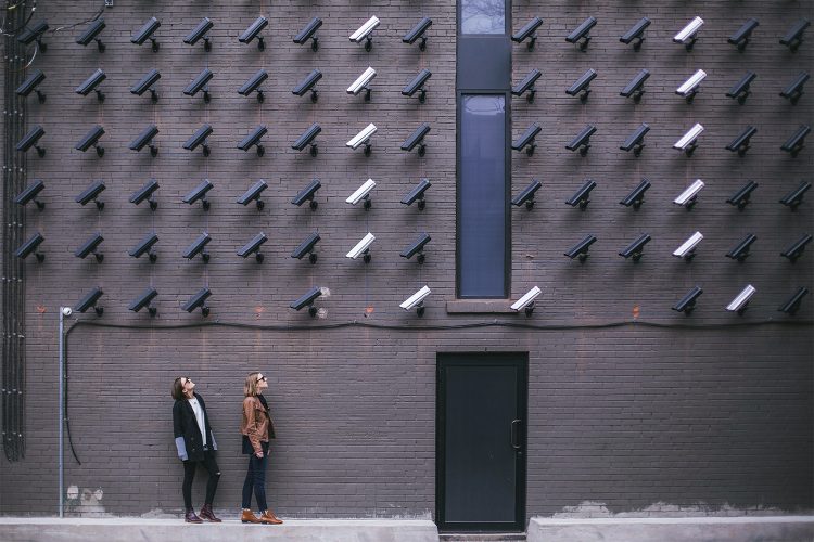 Camaras de videovigilancia sobre una puerta.