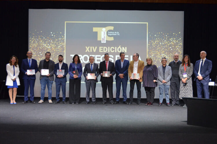Foto familia XIV Trofeos de la Seguridad TIC