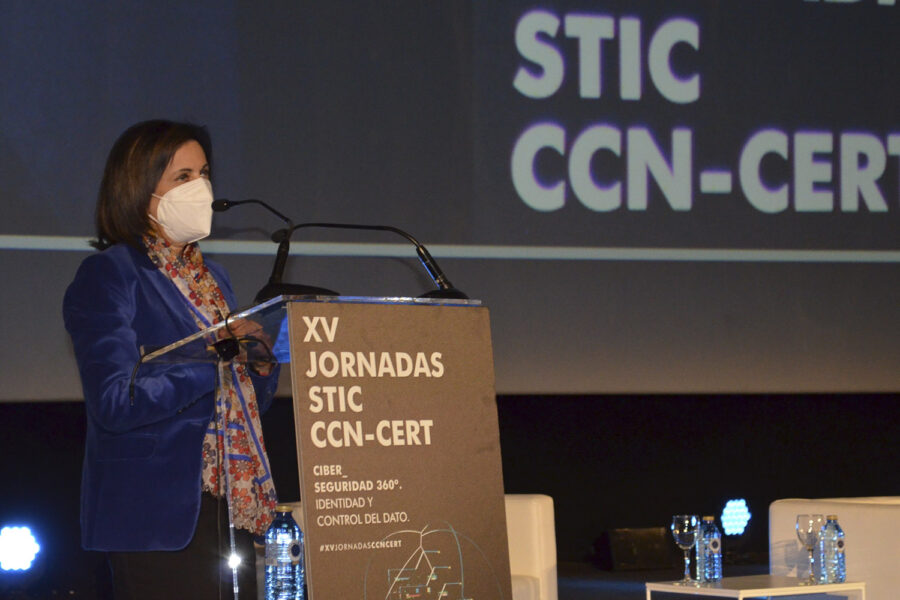 La ministra de Defensa, Margarita Robles inaugura del XV Jornadas STIC.