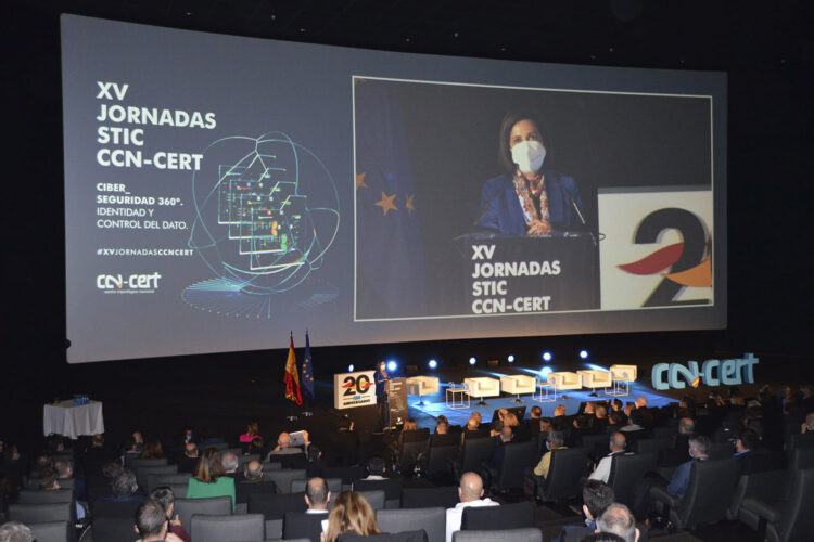 La ministra de Defensa, Margarita Robles, inaugura del XV Jornadas STIC.