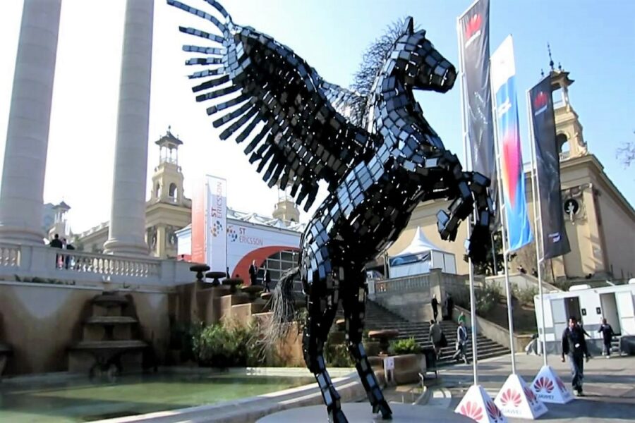 Estatua de el caballo alado Pegasus hecha con 3.500 móviles