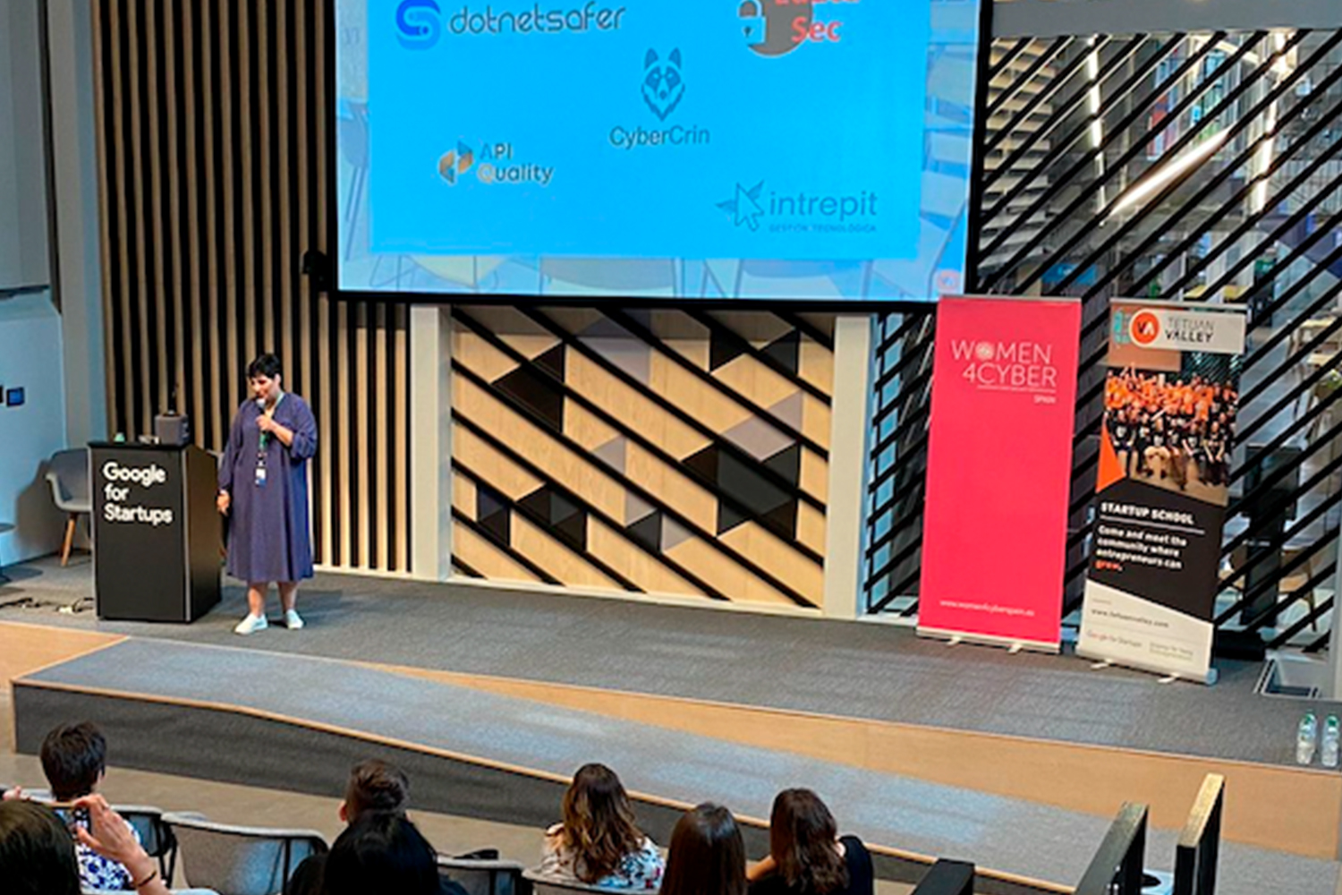 Presentación de proyectos en la Women4Cyber Startup School.