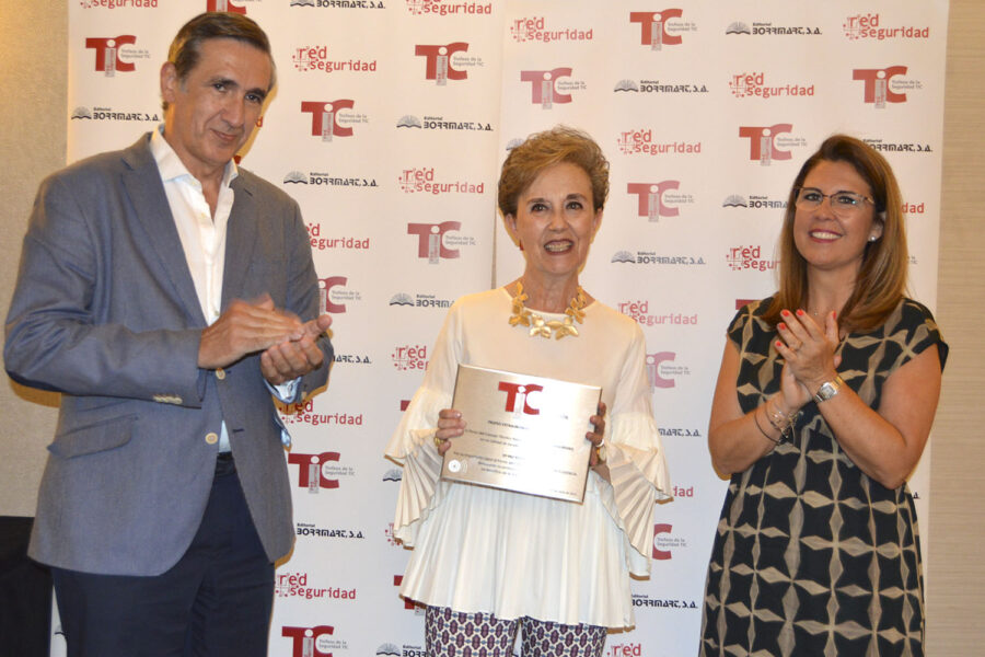 Premio Extraordinadio a Paz Esteban.