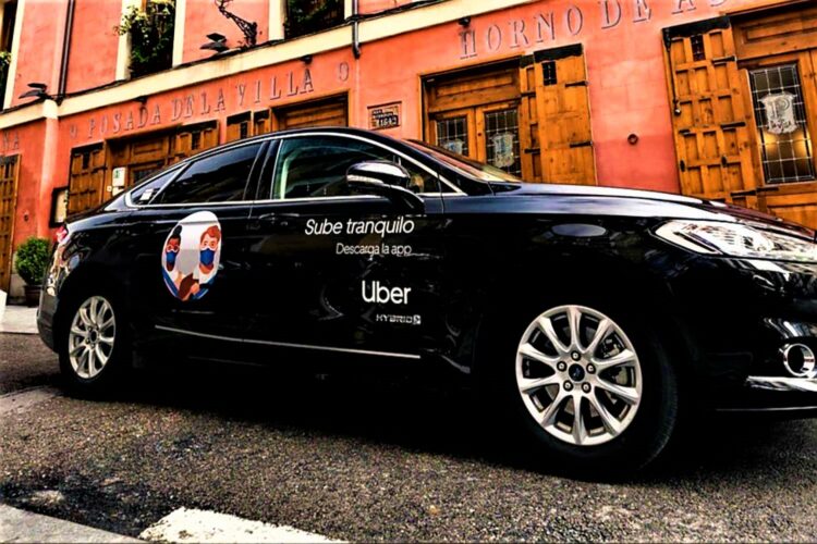 Vehículo Uber negro en calle de Madrid.
