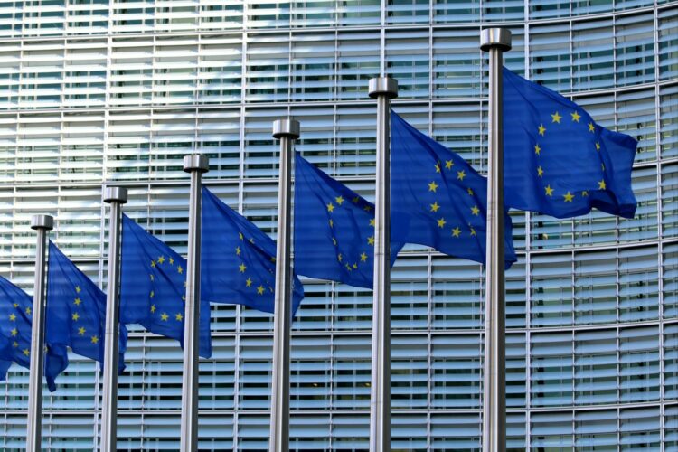 Banderas de la Unión Europea ondeando a la sede de la UE en Bruselas