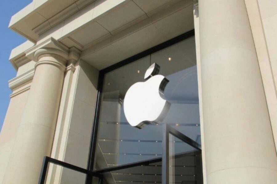 Logo de Apple (manzana blanca) sobre el cristal de la puerta de la tienda Apple en Barcelona