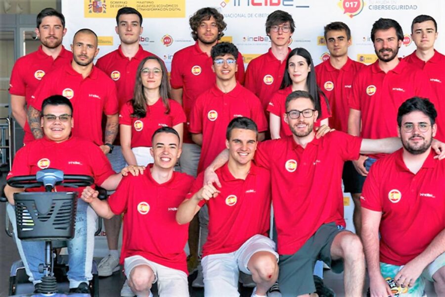 Quince jóvenes españoles con camiseta roja del equipo nacional de ciberseguridad