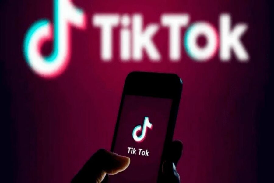 Pantalla de móvil muestra el logo de TikTok con la nota musical blanca, azul y rosa al fondo.