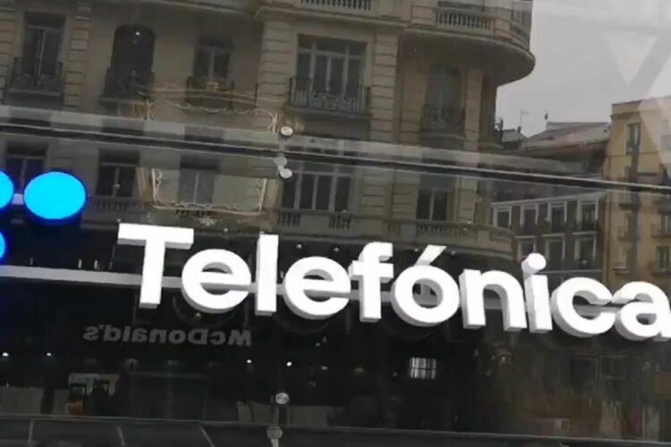 Logo de Telefónica en letras blancas sobre la fachada de la sede de Gran Vía