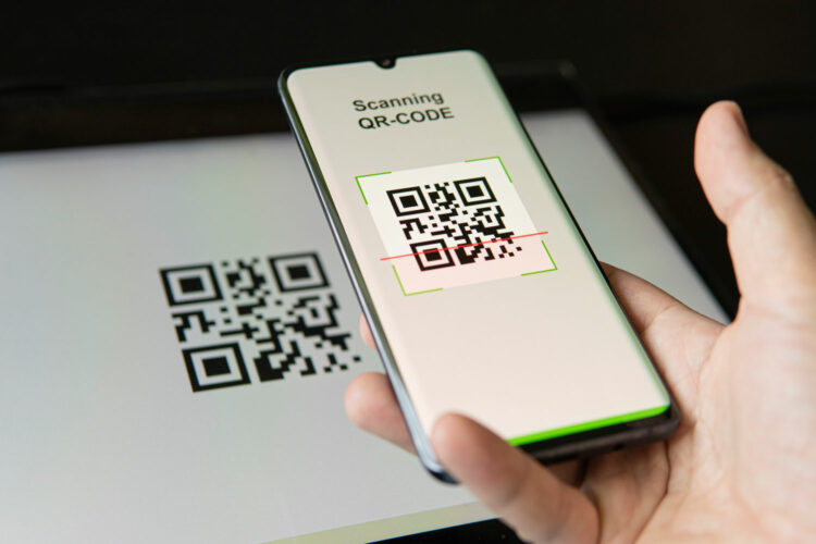 Escaneo de un código QR con teléfono móvil.