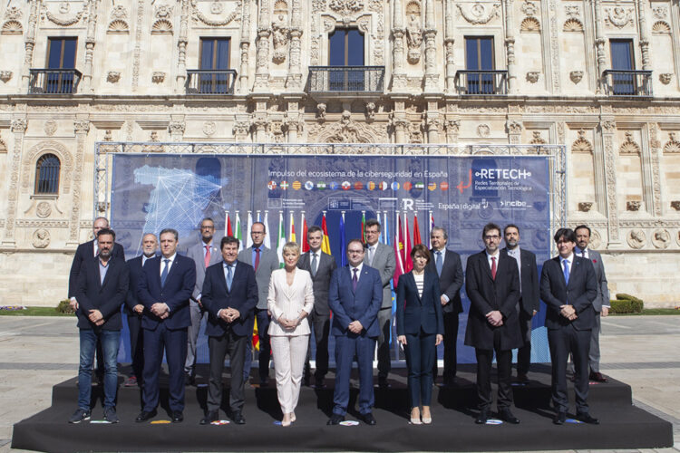 Foto de familia de la presentación de RETECH CIberseguridad.