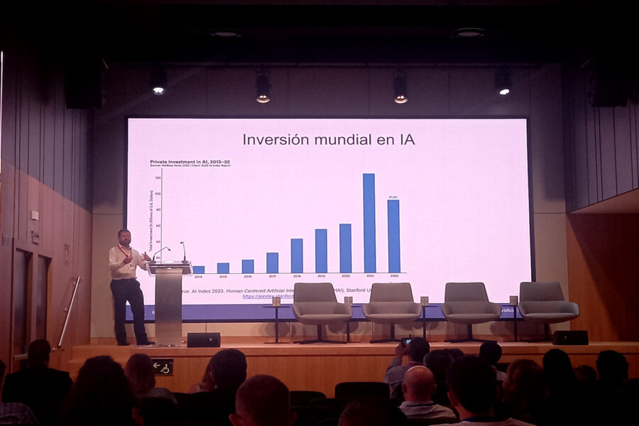 Miguel Ángel Román, cofundador del Instituto de Inteligencia Artificial, durante su ponencia en Isaca.