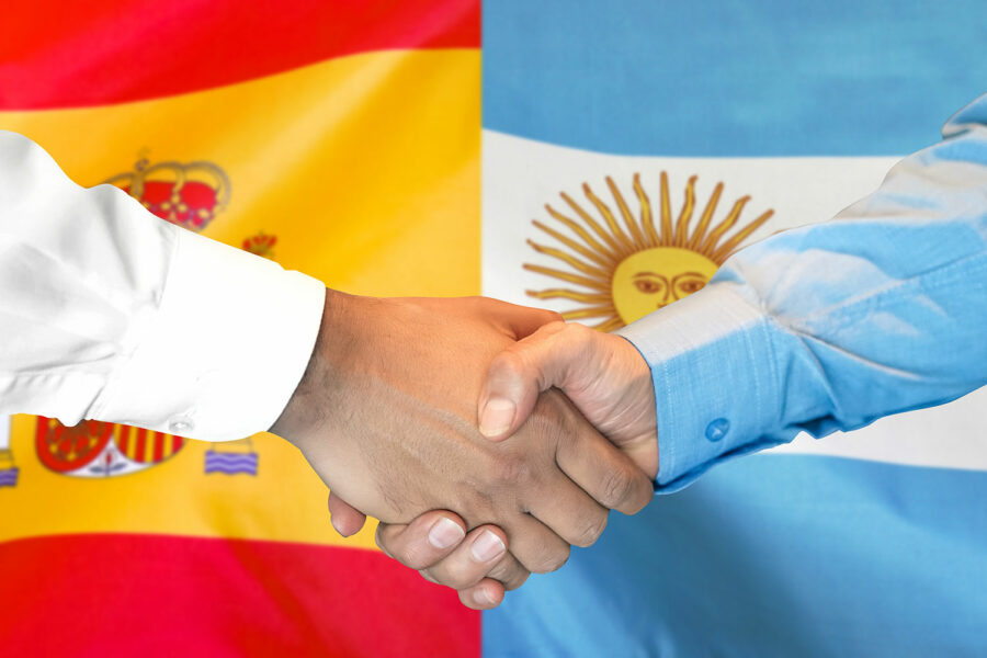 Apretón de manos entre representantes de España y Argentina.