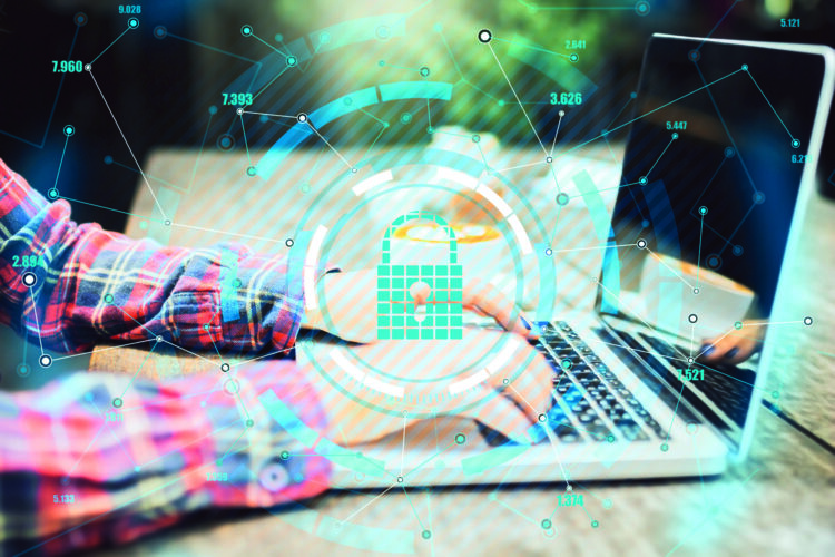 persona utilizando un portatil. Encima de la imagen un candando representando ciberseguridad