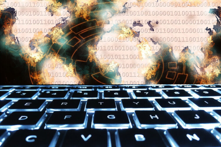 teclado ordenador y fondo de códigos criptográficos