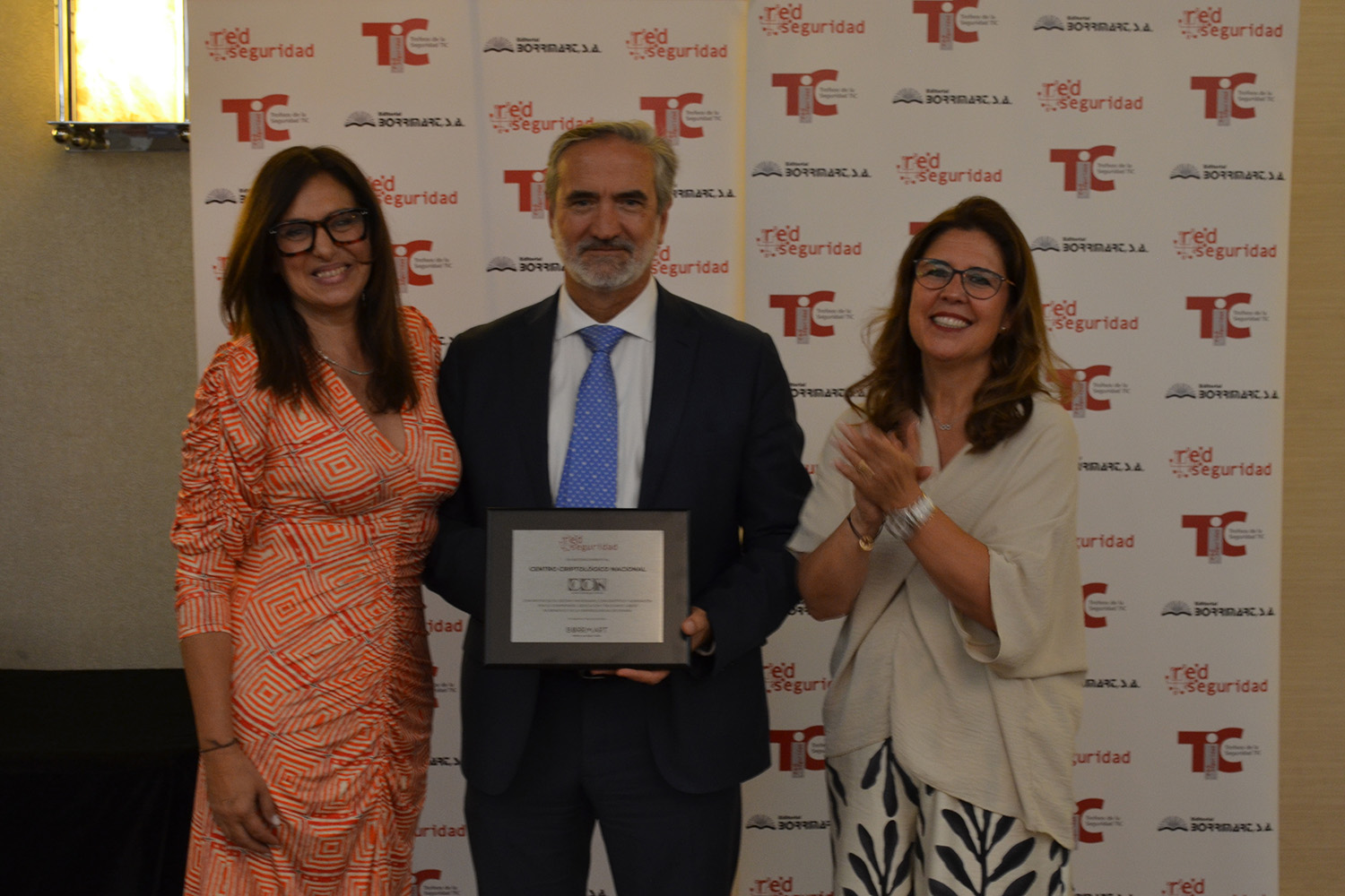 Ana Borredá (Grupo Borrmart) y Yolanda Duro (Red Seguridad) entregaron la placa a Luis Jiménez (CCN).