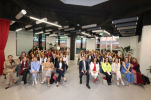 Imagen de cierre de la Asamblea General 2025 de Women4Cyber Spain, con todos los ponentes y asistentes.