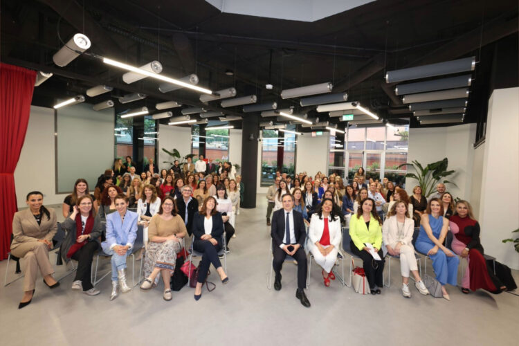Imagen de cierre de la Asamblea General 2025 de Women4Cyber Spain, con todos los ponentes y asistentes.