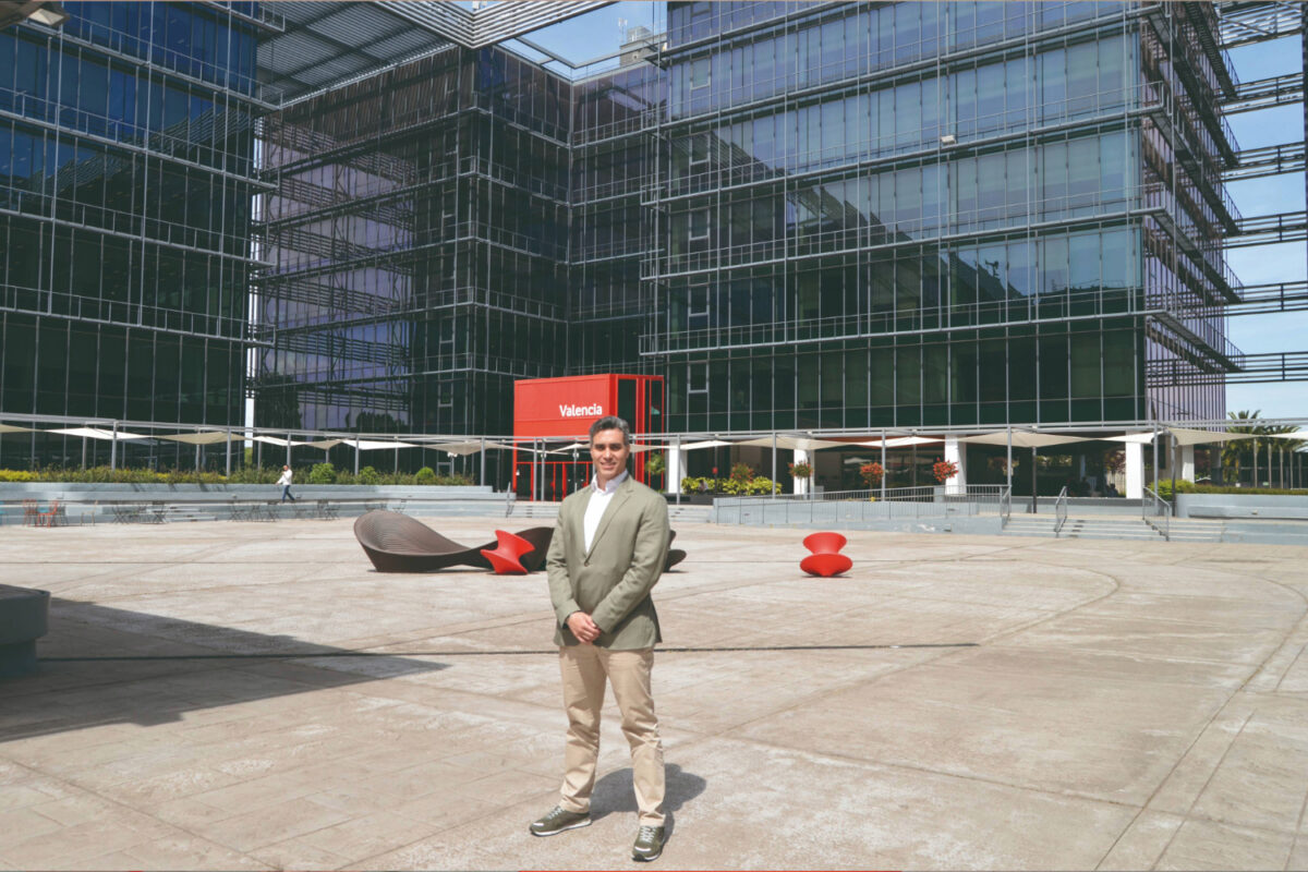 Fotografía de Roberto Lara, líder de ciberseguridad en Vodafone, experto en estrategias de protección digital.