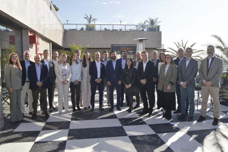 Foto familia desayuno ICSO_ciberseguridad industrial