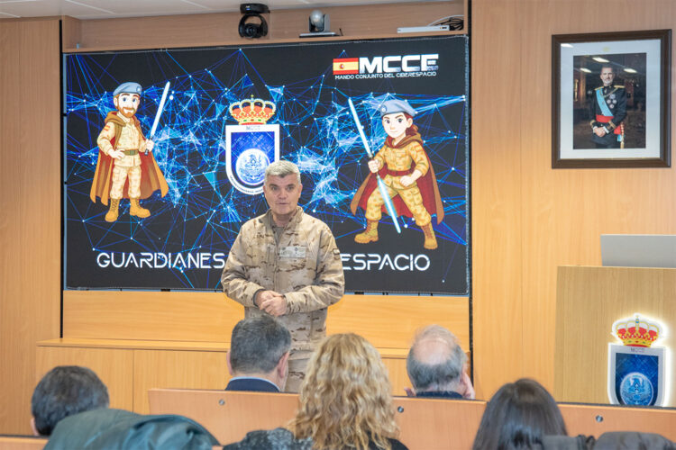 Vicealmirante Javier Roca, comandante del MCCE.