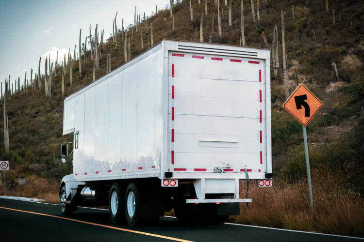 un camión de transporte de carga en México