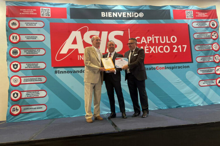 Thomas Gottlieb (ASIS International), el Dr. Mario Arroyo y José Luis Alvarado (ASIS Capítulo México 217).