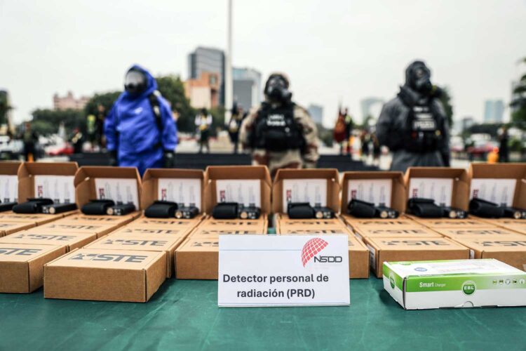 miembros de la Policía Nacional del Perú ante detectores de radiación